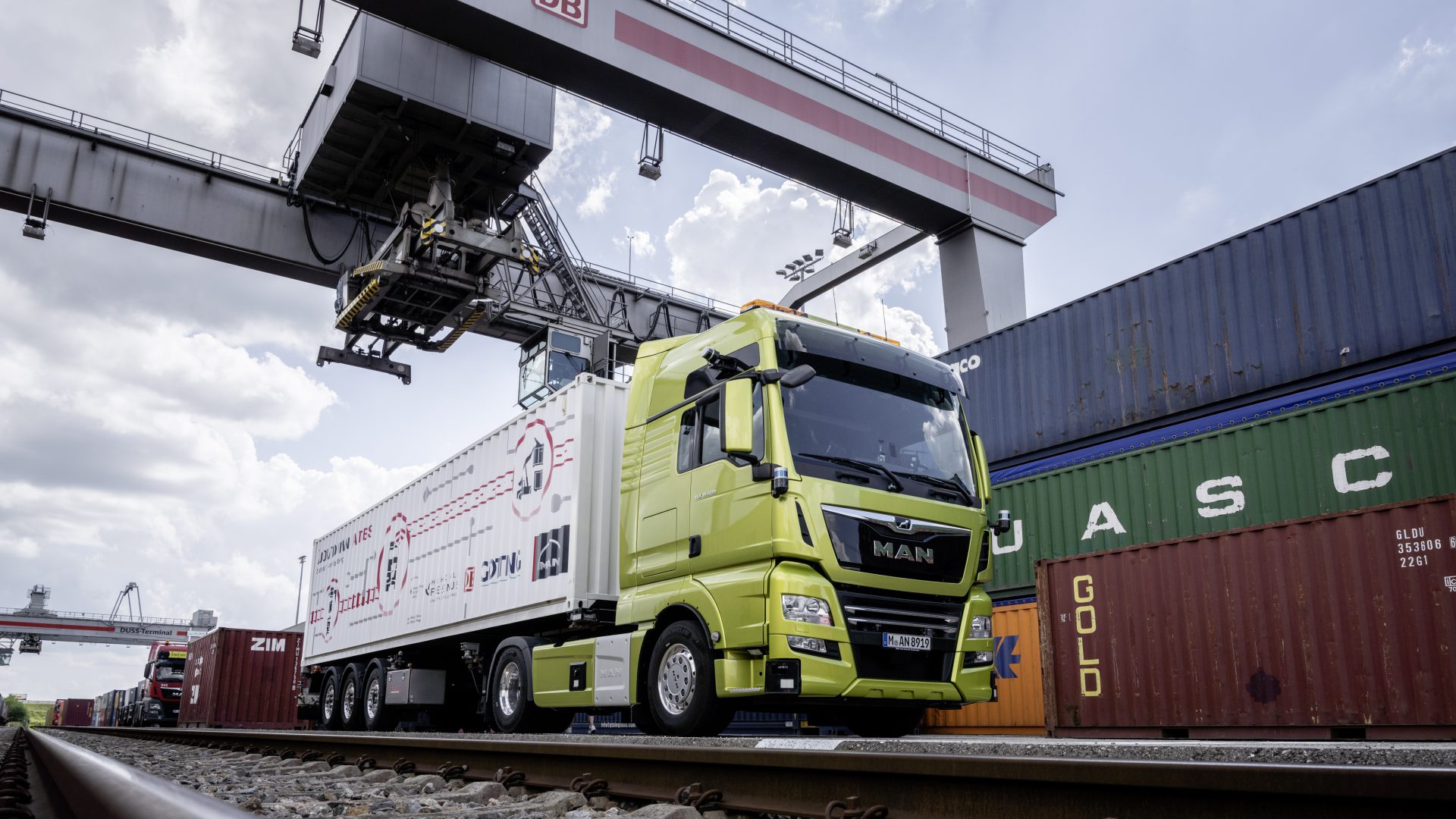 Drei deutsche Manitowoc-Vertriebspartner zeigen auf der Dach + Holz  International 2020 gemeinsam den neuen Potain Hup M 28-22 mit einer  Transportachse von 80 km/h