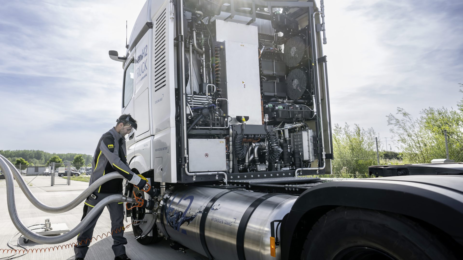 mercedes-benz liquid hydrogen