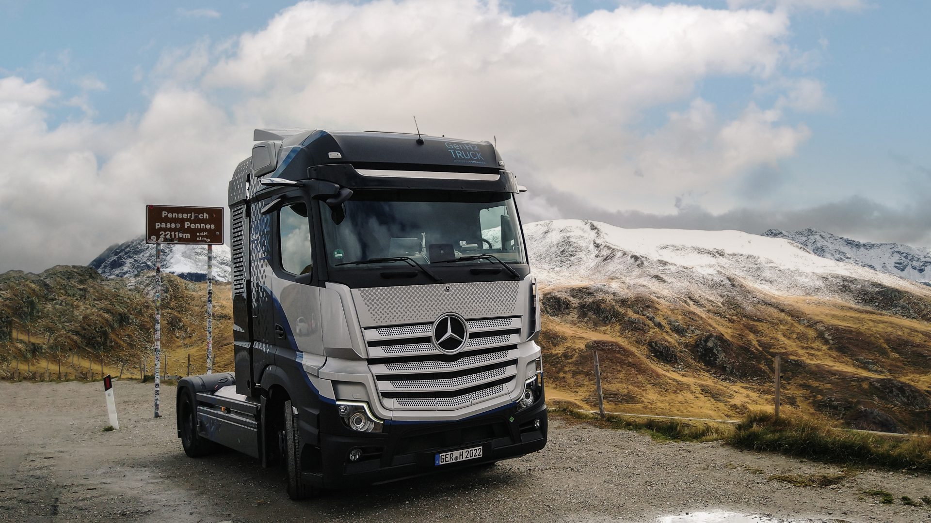 mercedes-benz hydrogen truck