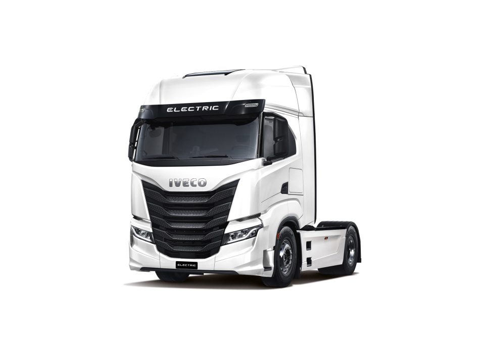 Electric trucks IVECO launches the heavy duty BEVs and FCEVs