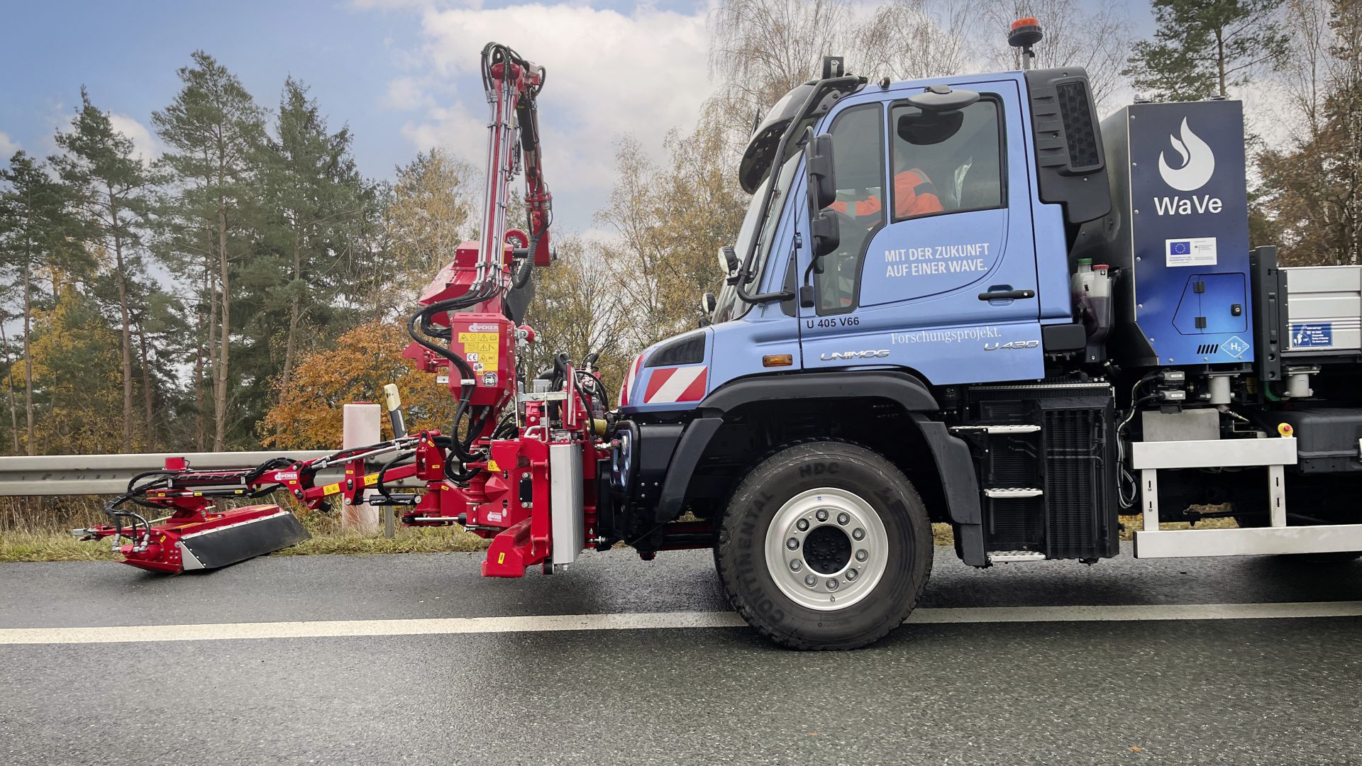 Mercedes-Benz Special Trucks macht Dampf bei der Entwicklung eines Unimog Versuchsfahrzeugs mit Wasserstoff-VerbrennungsmotorMercedes-Benz Special Trucks is testing a Unimog prototype with hydrogen combustion engine