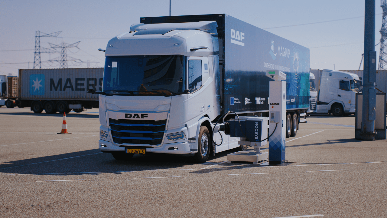Apmt Rocsys DAF electric truck charged with ROCSYS automated charging system in the ...