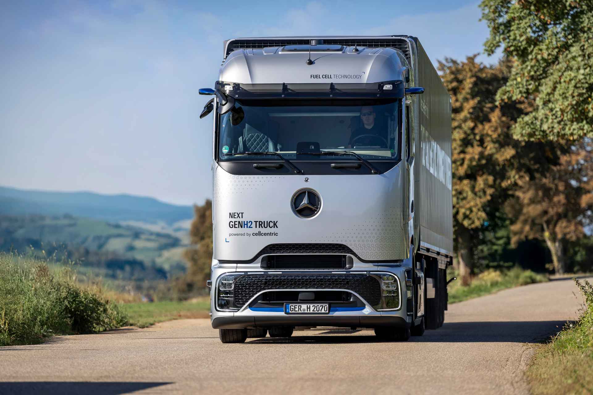Mercedes plans small series production of its hydrogen truck