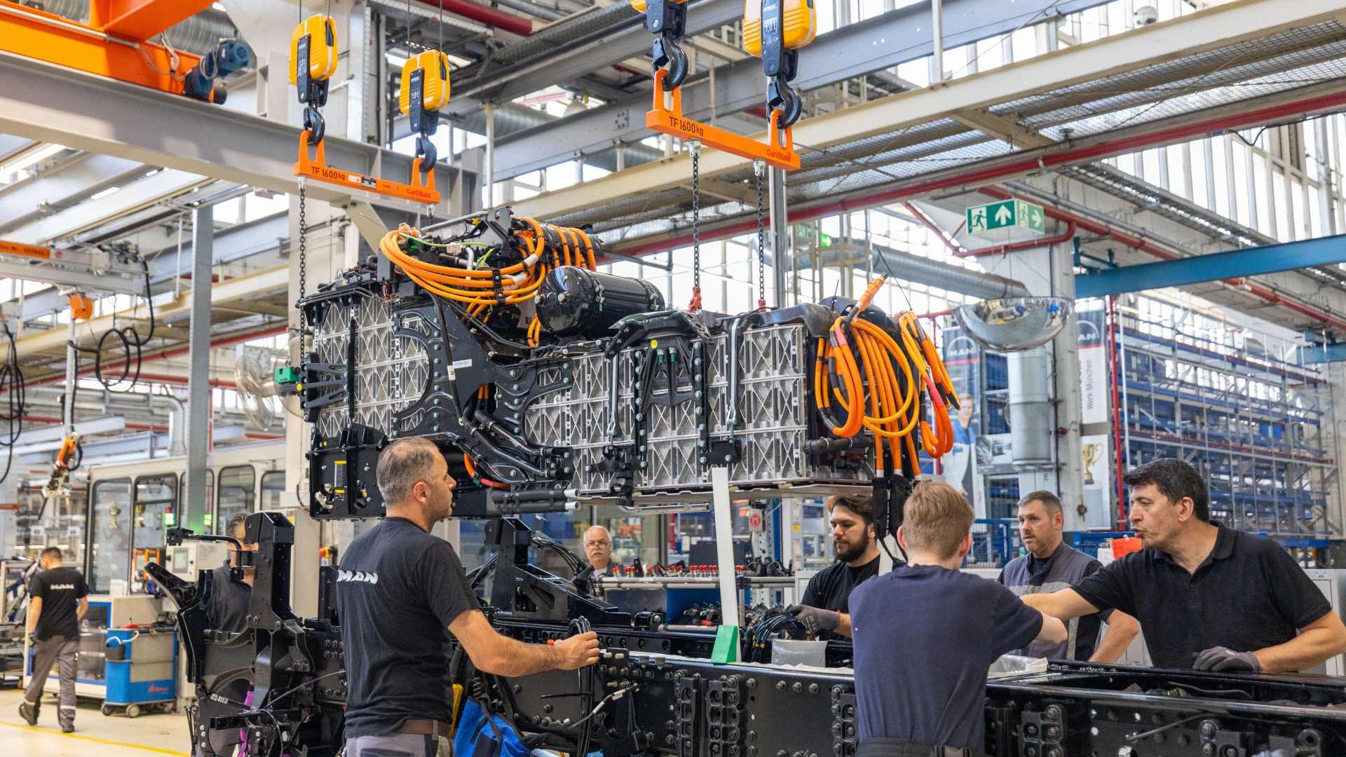 man-electric-truck-production-2